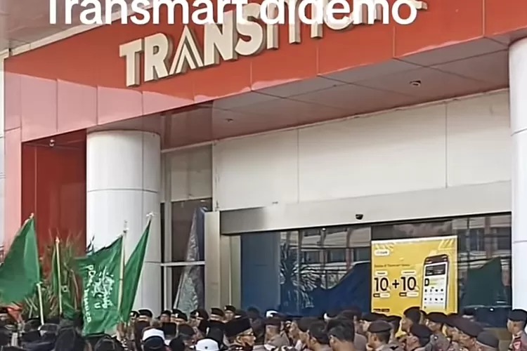 Protes Tayangan Xpose Uncensored di Trans7, Ratusan Santri Demo di Depan Transmart Jember